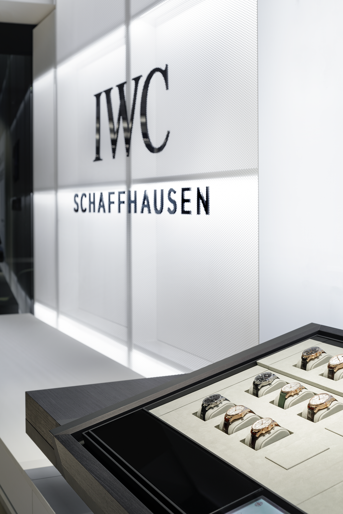 IWC Schaffhausen eröffnet seinen größten Store in Amsterdam.