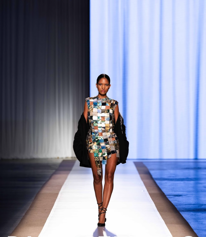 Vestido de patchwork de material holográfico no look Unama, segundo lugar no Concurso dos Novos