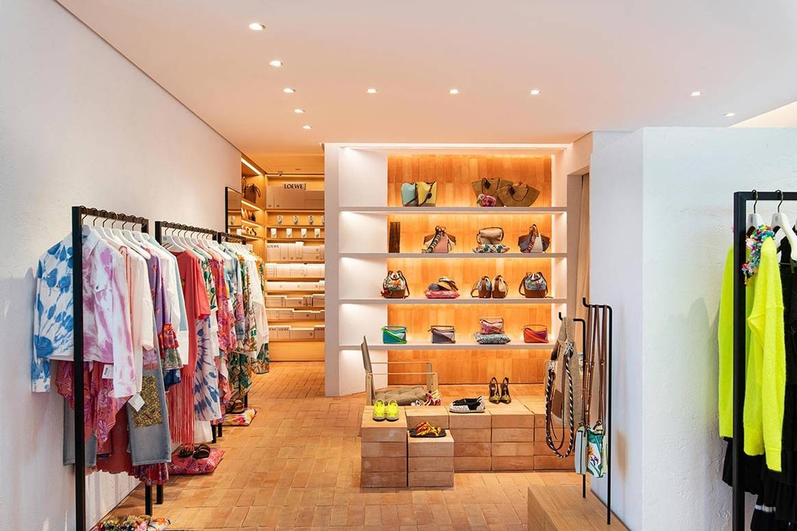 Loewe se abre al “travel retail” con tiendas en Ibiza y Saint-Tropez