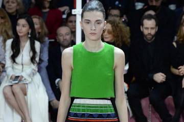 La "mujer-flor" de Dior regresó a la pasarela en versión retrofuturista