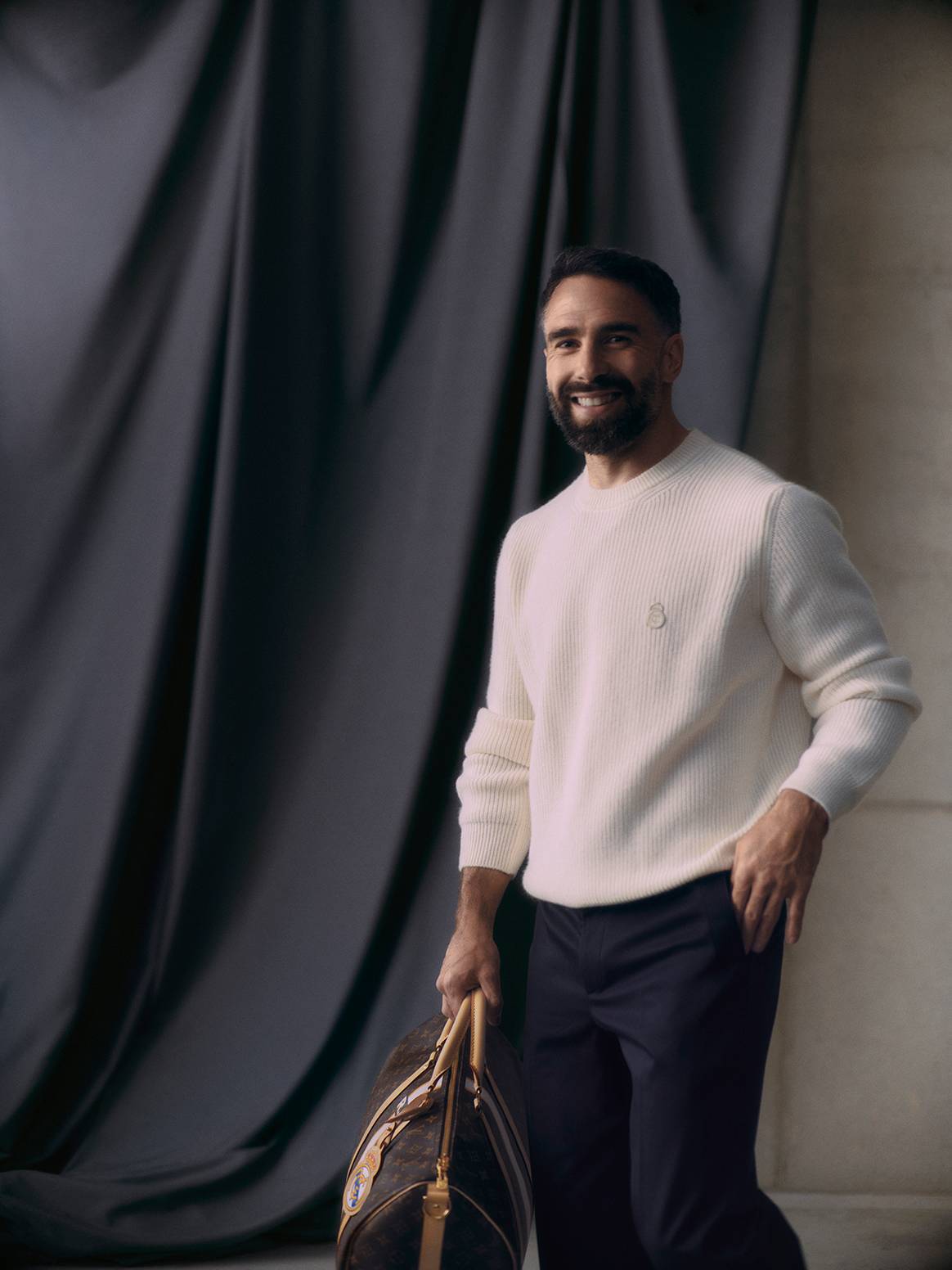 Jugadores del Real Madrid con la nueva indumentaria para el equipo diseñada por Louis Vuitton.