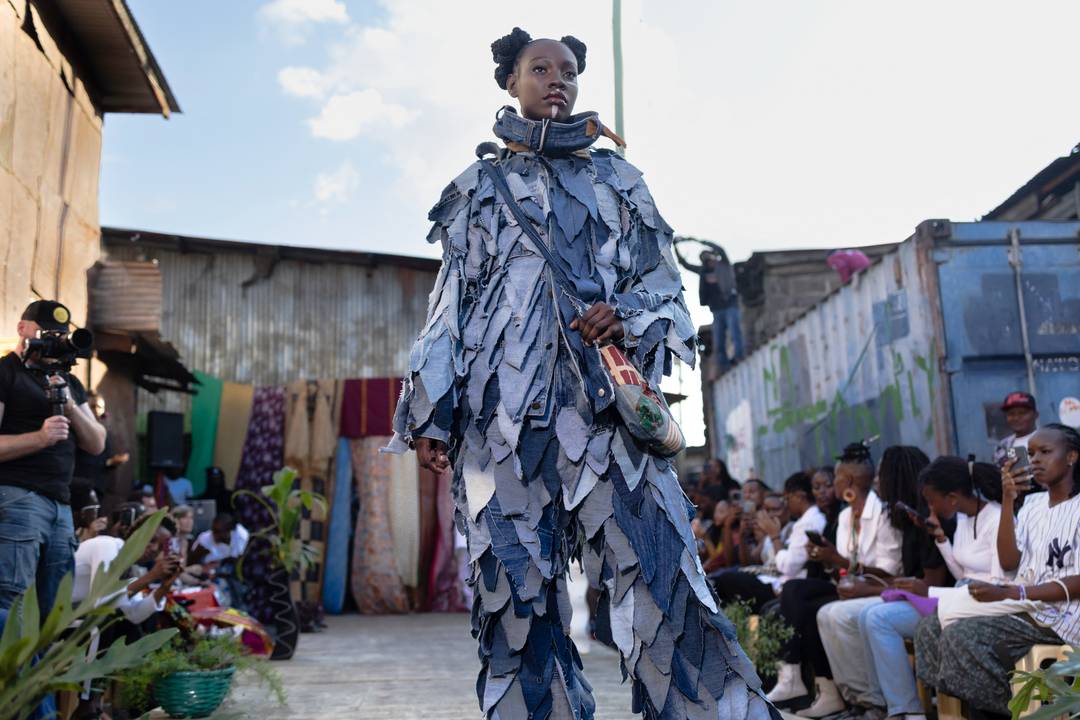 Wasteland Gikomba Fashion verwijst naar de duurzame modebeweging die afgedankt textiel en tweedehandskleding van de Gikomba-markt, de grootste markt voor tweedehands stoffen en kleding in Nairobi, omvormt tot nieuwe stijlen.