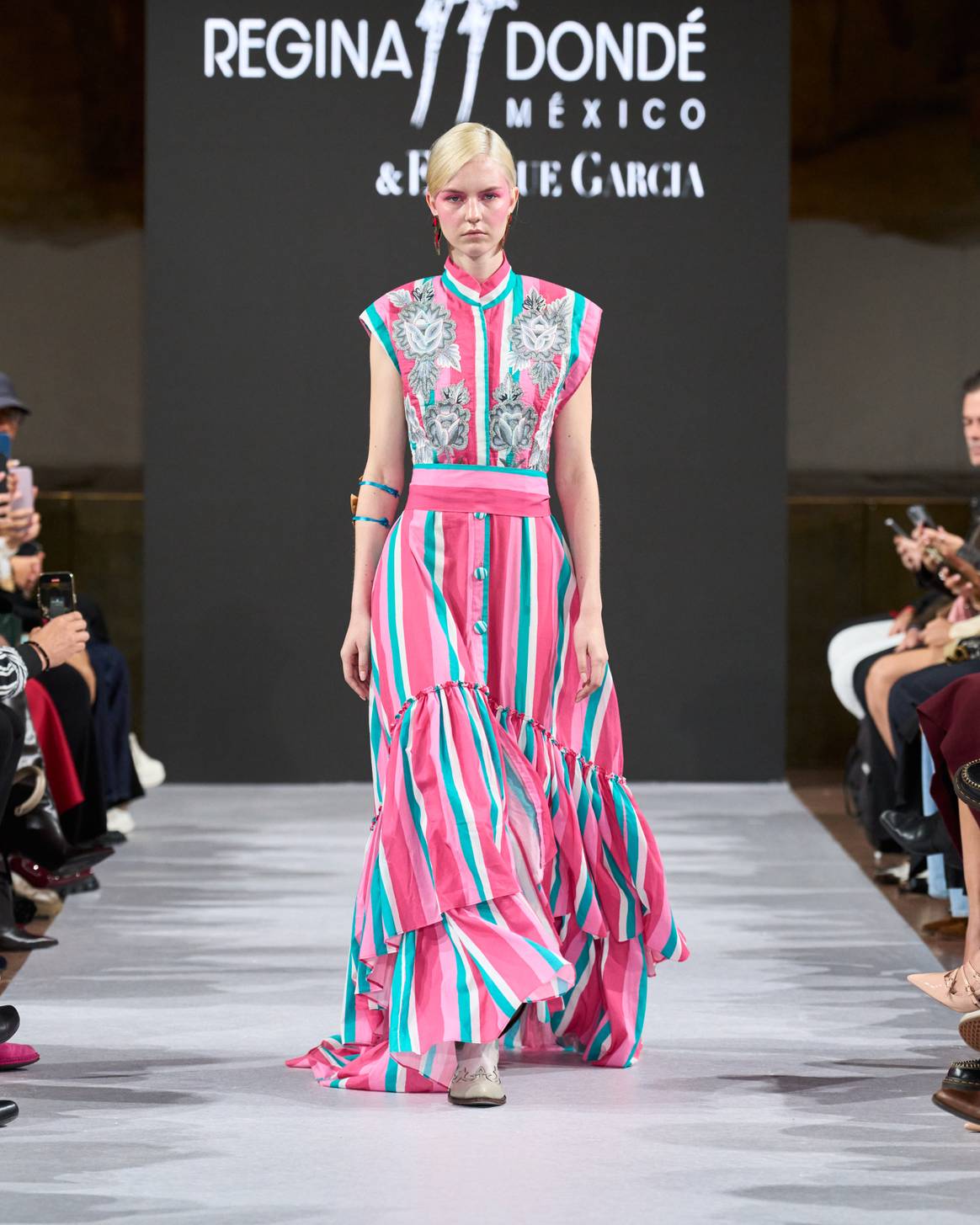 Algunos diseños de Dondé, como éste, hablan de las raíces de la moda mexicana.
