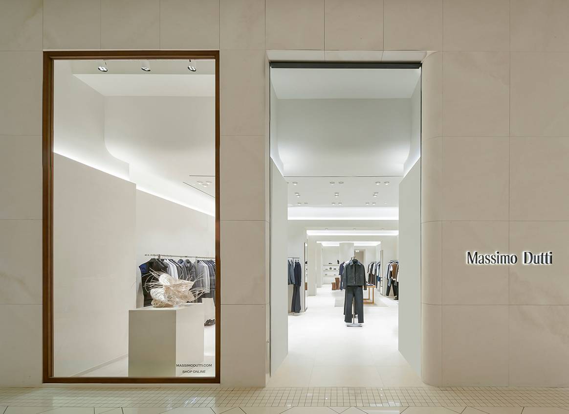 Tienda de Massimo Dutti en el centro comercial Aventura Mall de Miami, Florida (Estados Unidos).