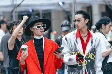 Office goths en kleine sjaaltjes domineren de streetstyle van Taipei Fashion Week SS25