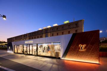 Un quiosco con encanto francés y una pop-up: Louis Vuitton sigue desplegando sus encantos en la America's Cup