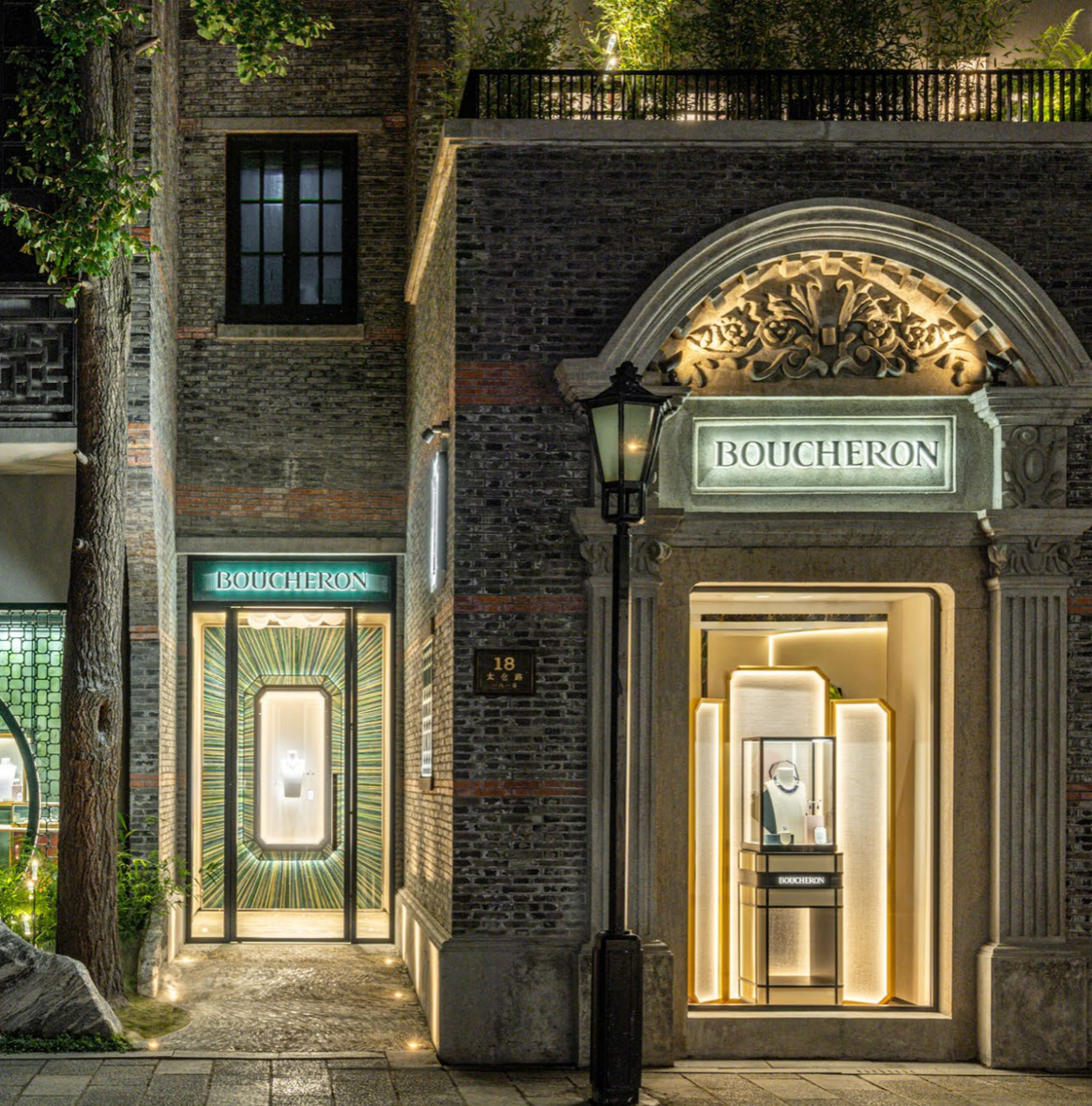 Die imposante Fassade des neuen Boucheron Flagshipstores in Shanghai.