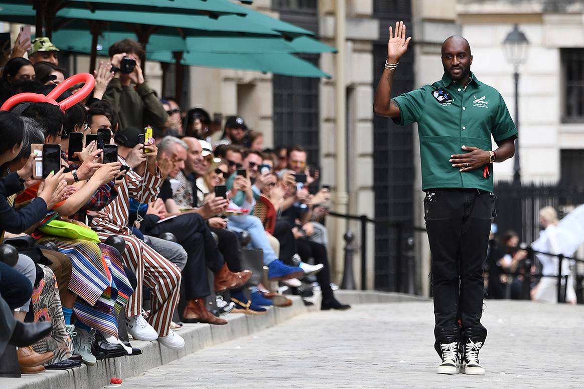 Virgil Abloh aan het einde van zijn lente/zomer 2020
show voor Louis Vuitton. Afbeelding: Anne-Christine Poujoulat /
AFP