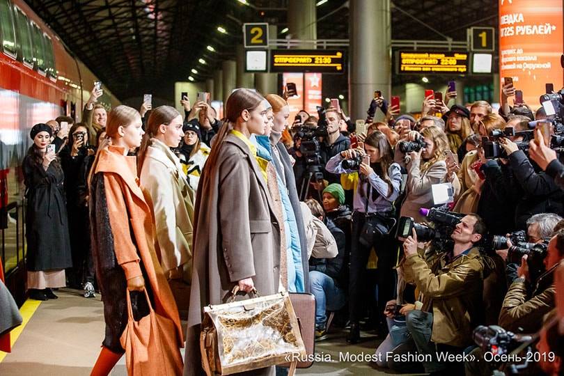 В Москве состоялся первый в истории модный показ в движущемся поезде: фото