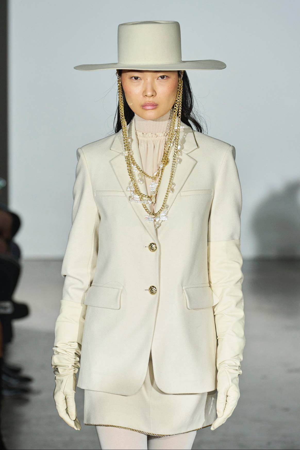 'White Swan' bei Halperin FW24/25.