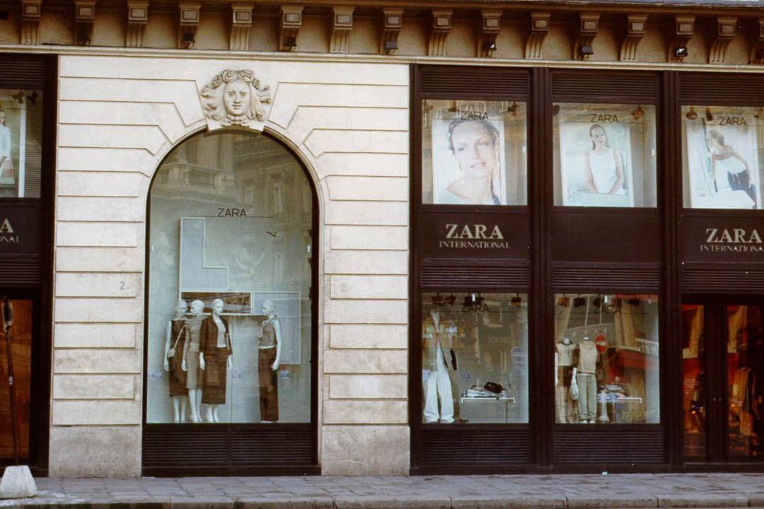 Tienda de Zara frente a la Ópera de París en 1990.
