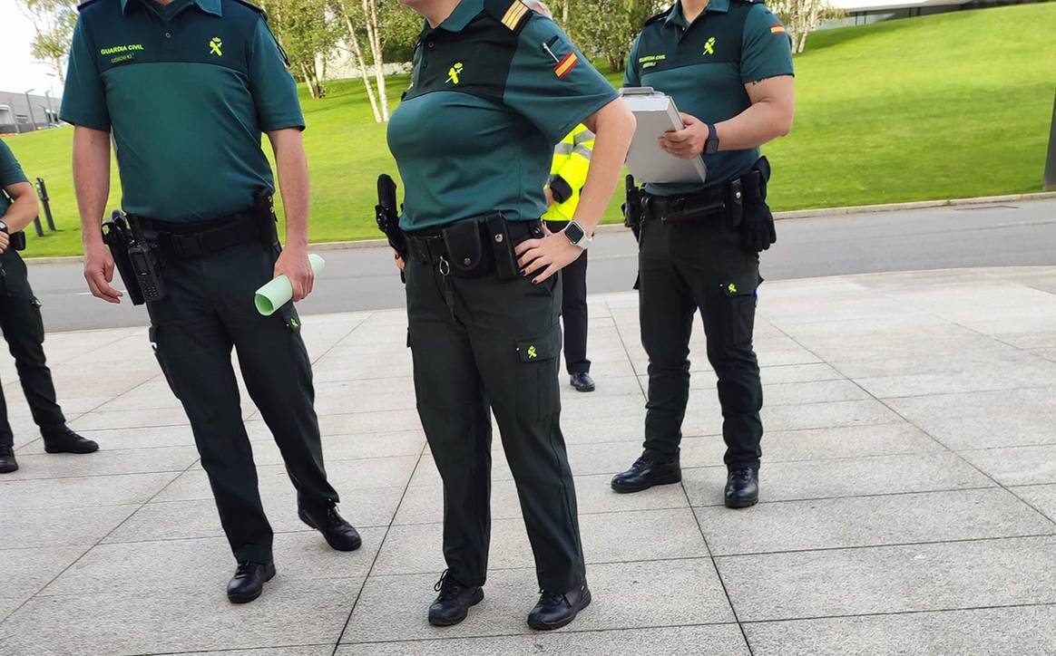 Agentes de la Guardia Civil personados en la desde de Inditex en Arteixo, Galicia (España).