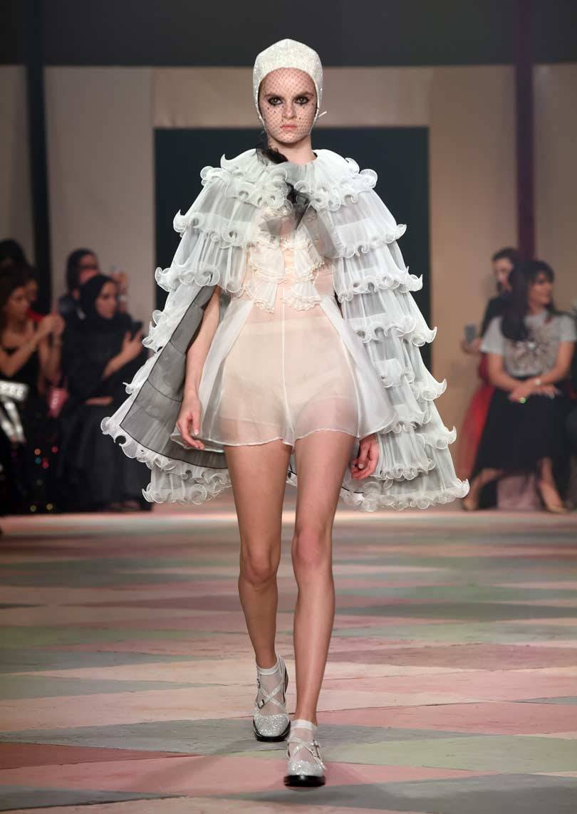 Dior presenta una colección "cápsula" en su primer desfile en Dubai