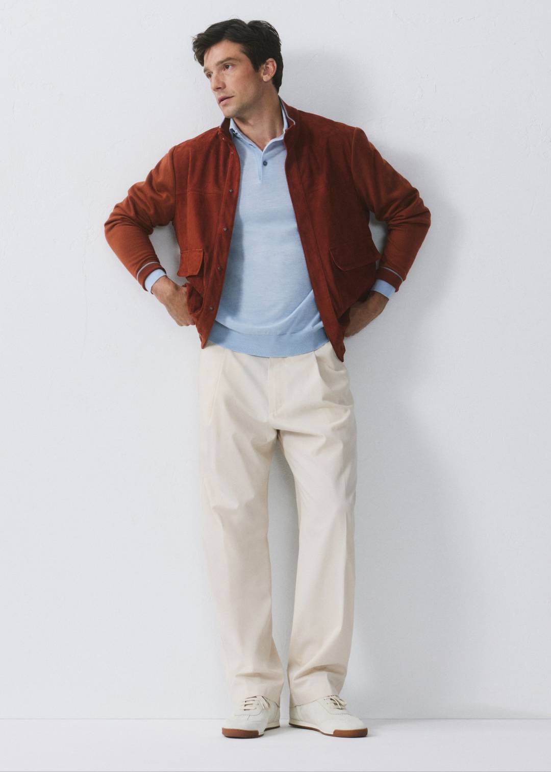 Il blouson viene reinterpretato attraverso nuovi pesi, materiali e tonalità