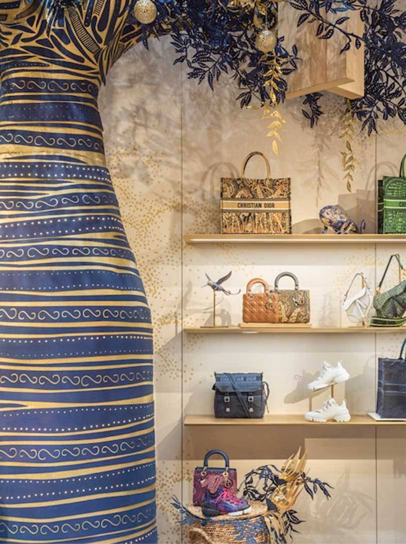 Dior célèbre noël dans sa boutique des Champs Élysées