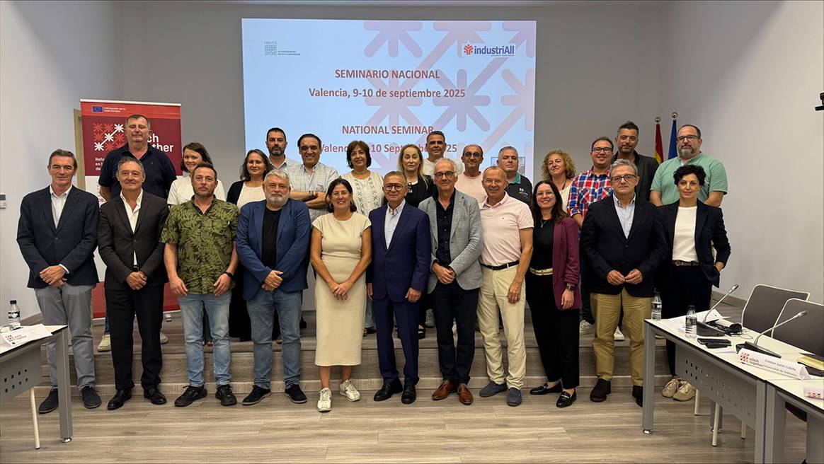 Fotografía de grupo durante el seminario “Stitch Together” celebrado los días 9 y 10 de septiembre de 2025 en Valencia (España).