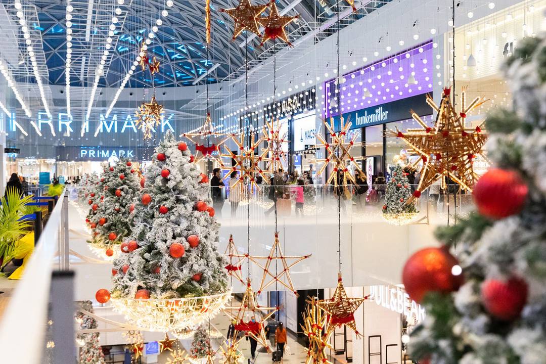 El interior del centro comercial Diagonal Mar de Barcelona decorado por Navidad en una fotografía de archivo.