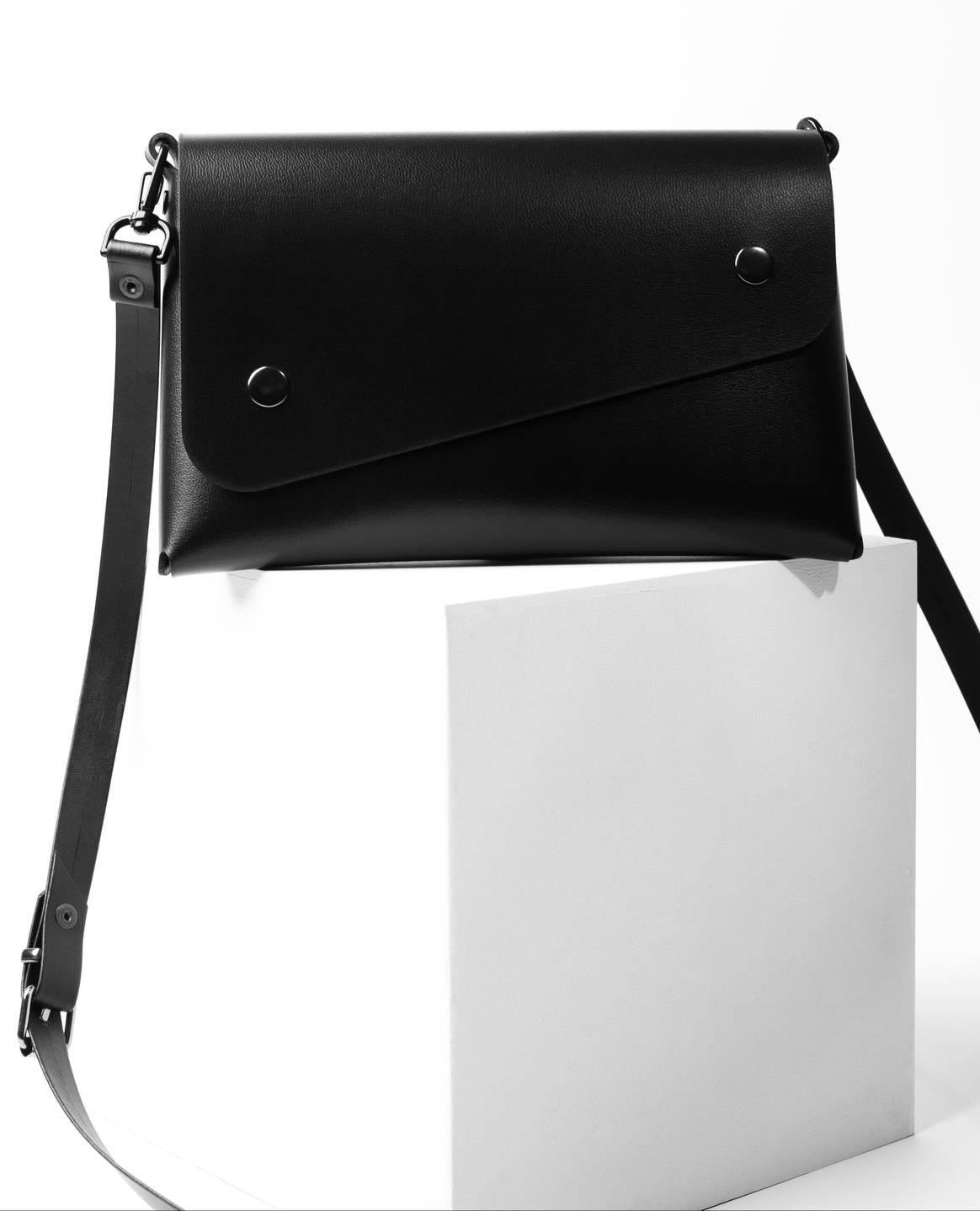 The Uncaged Collective – Humo Estudio using Uncaged Innovations’ leather-alternative Elevate