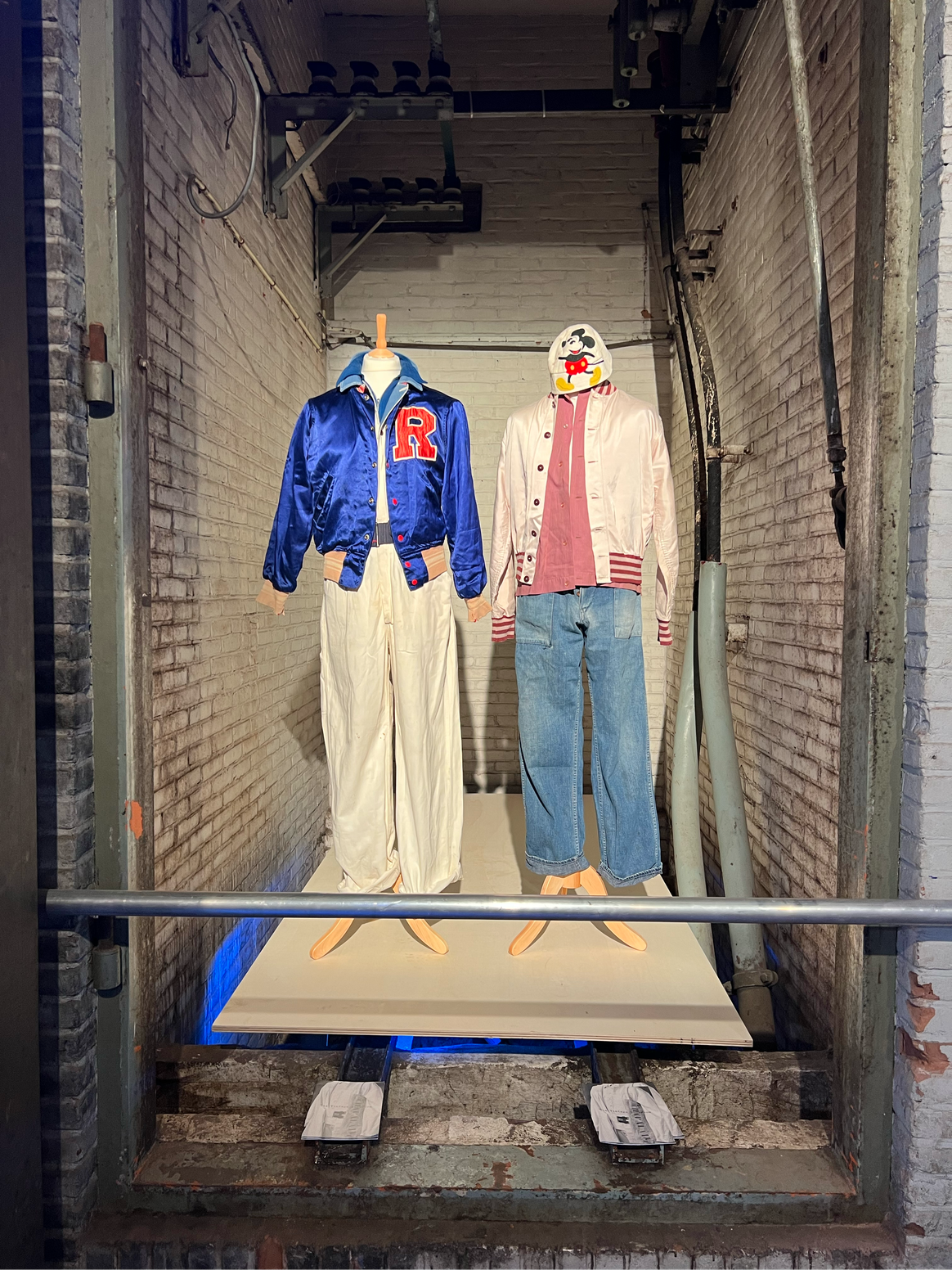 Denim looks tentoongesteld in de Kingpins ‘Vintage Showroom’. Beeld: FashionUnited
