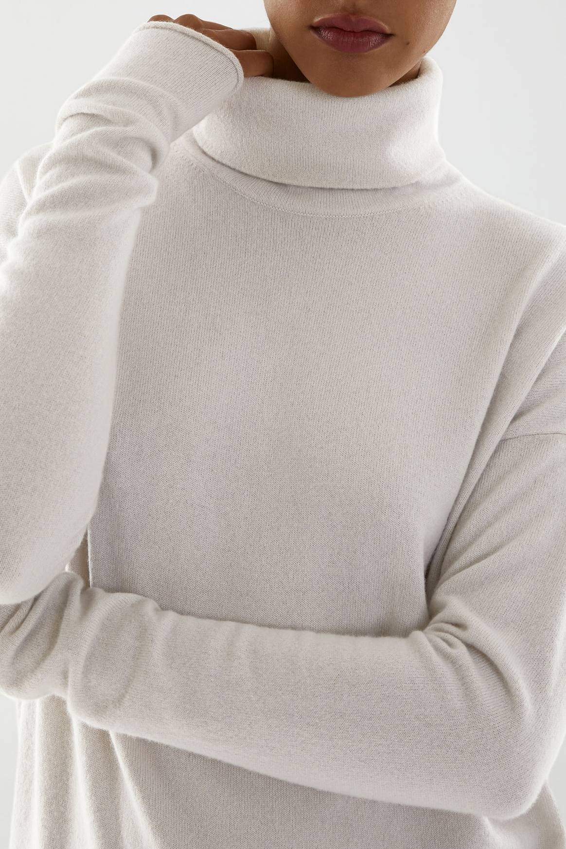 COS lanza una colección de cashmere reciclado en colaboración con la Aid Foundation