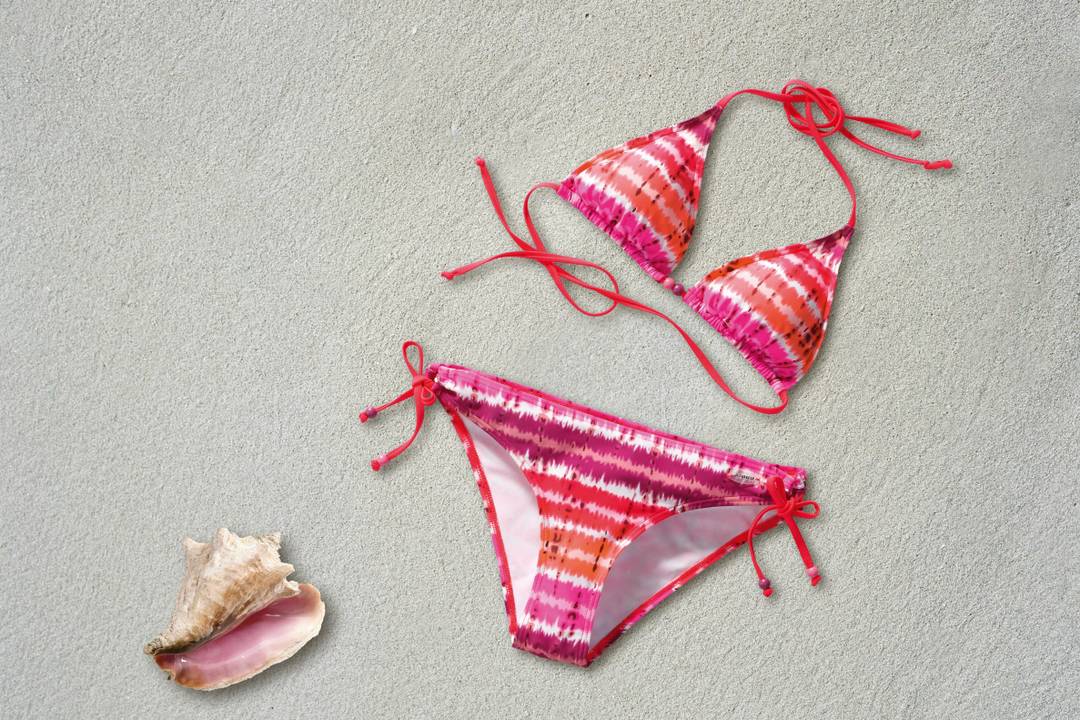 Een beeld van een bikini op het strand ter illustratie