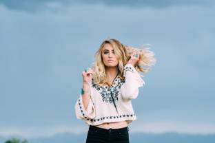 Trendige Haarfarben 2025 für Frauen: Was Sie vor dem Färben wissen sollten