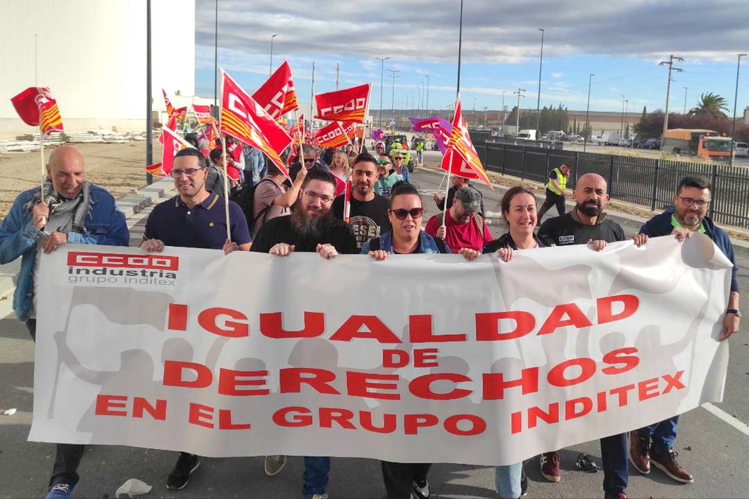 Manifestación de los delegados de CCOO el 23 de octubre de 2025 frente al centro logístico “Zaragoza 2” de Inditex en el polígono industrial de Malpica, Zaragoza (España).