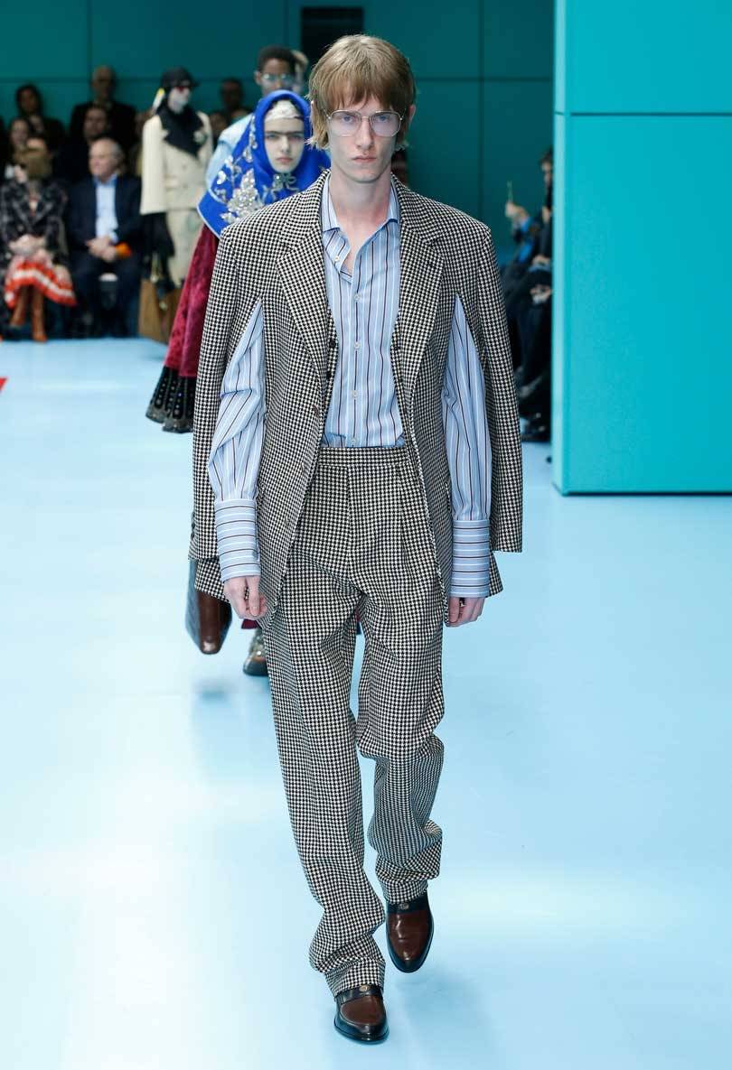 Gucci models carry replicas of heads at Milan Fashion Week