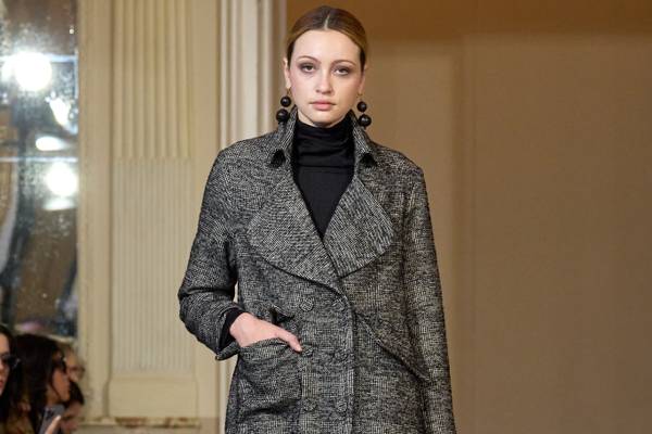 Martino Midali porta in passerella, a Milano, silhouette verticali e allungate