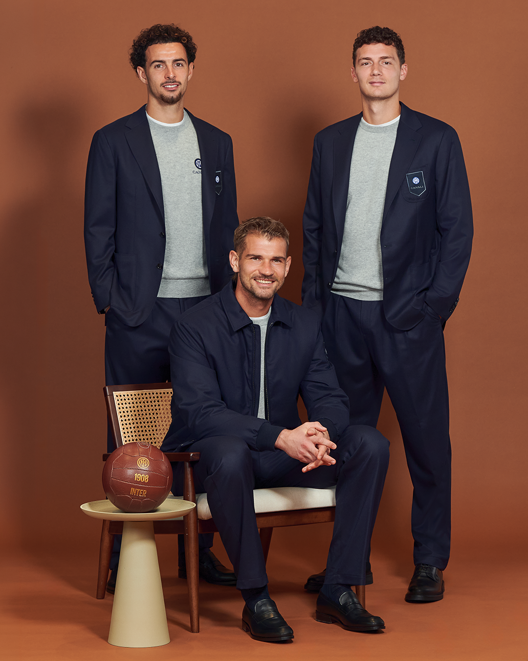 Da sinistra Curtis Jones, Ivan Provedel, Benjamin Pavard con la collezione Canali