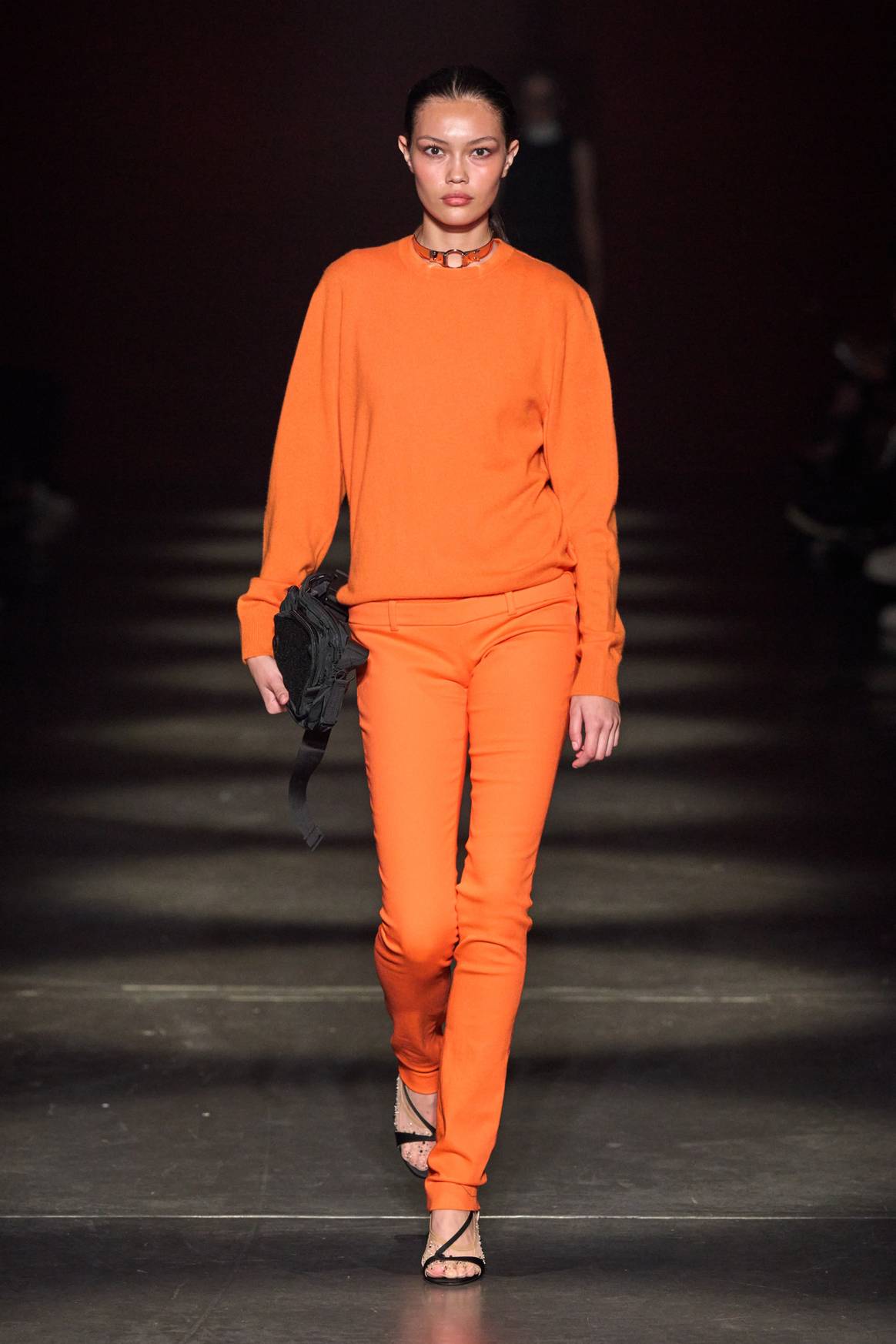 Oranje trui en broek van 032C SS25 catwalkshow