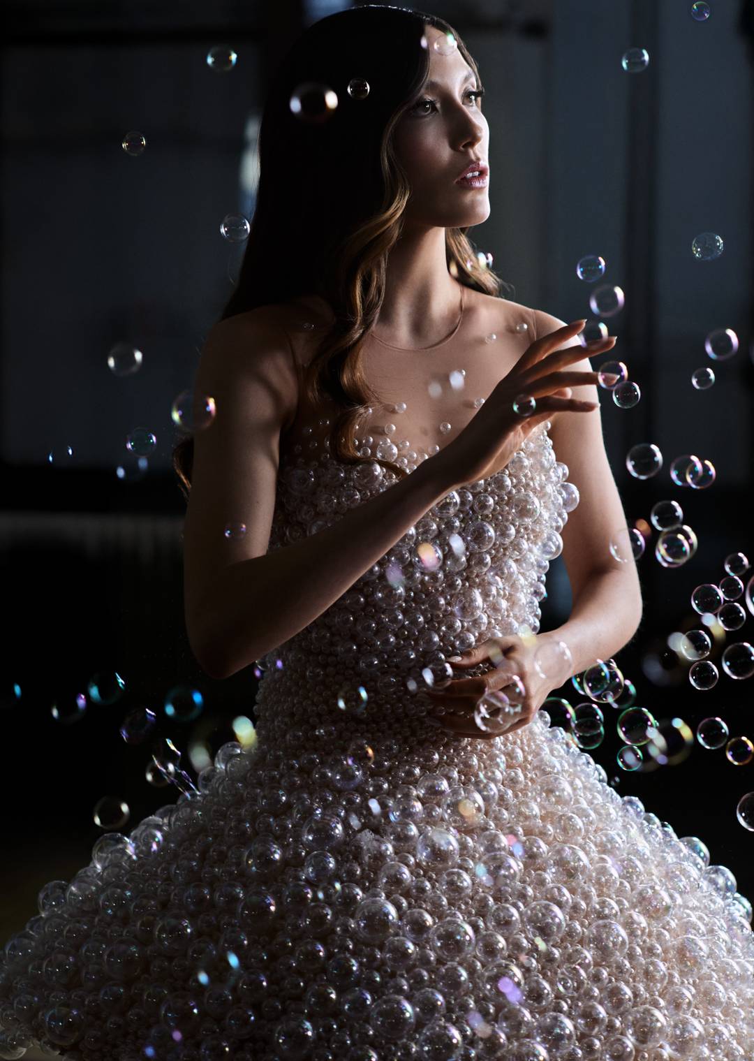 La musa e atleta Eileen Gu con l''Airo Dress' di Iris van Herpen.