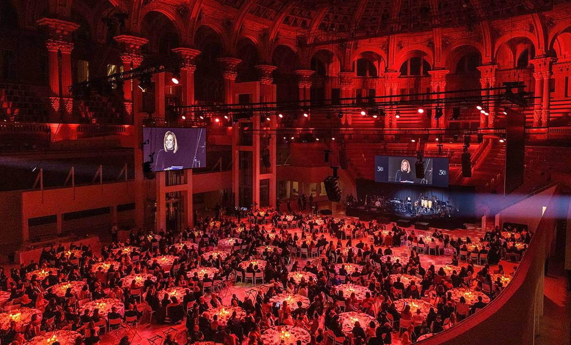 Sala Oval del Museo Nacional de Arte de Cataluña durante la cena de gala por el 30ª aniversario de la fundación de Rosa Clará.