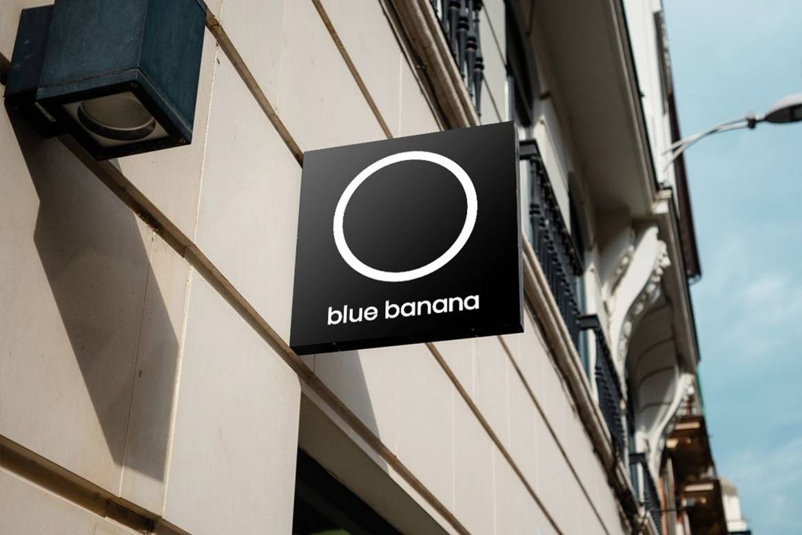 Imagen ilustrativa de una tienda de Blue Banana con la nueva imagen corporativa y el nuevo “logo” en forma de círculo.