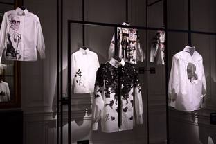 El último tributo a Karl Lagerfeld: una exposición y una colección exclusiva de camisas blancas