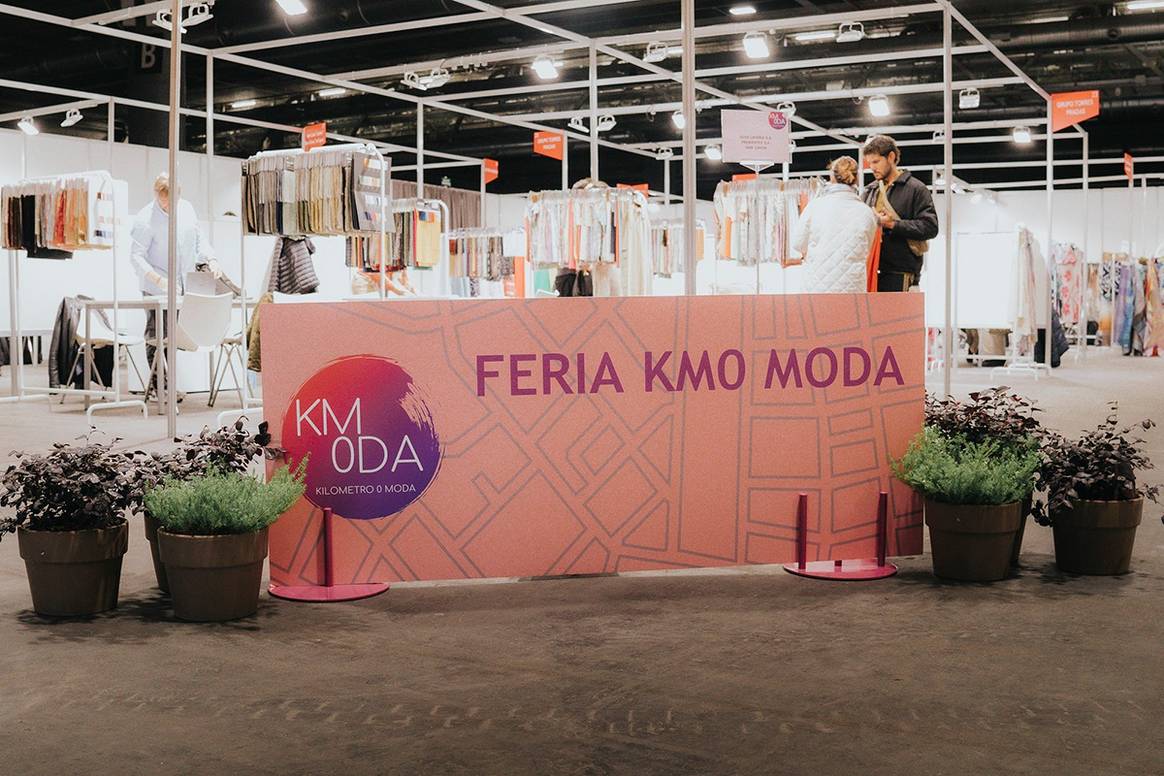 Interior del espacio expositivo de una edición de la feria Km0 Moda.