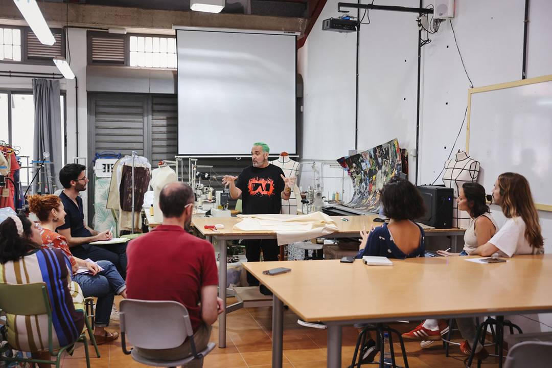 Juan Carlos Mesa, fundador y director creativo de Maison Mesa, durante uno de los talleres formativos impulsados por el programa Moda Cálida en abril de 2024.