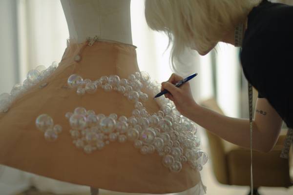 Met Gala: grande attenzione per l'abito a bolle 'Airo' di Iris van Herpen