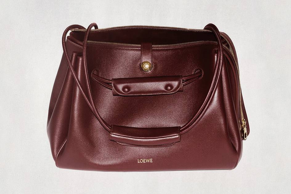 https://r.fashionunited.com/N5NaDF3yNW7QoHy1AzESZ8HuSqLmmI8gXi618MrxPH8/resize:fit:1200:630:0/gravity:ce/quality:70/aHR0cHM6Ly9mYXNoaW9udW5pdGVkLmNvbS9pbWcvdXBsb2FkLzIwMjUvMDQvMTcvbG9ld2UtbWFkcmlkLTEtdHR3NmIxeXUtMjAyNS0wNC0xNy5qcGVn.jpeg