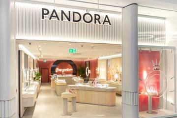 Pandora hebt Jahresprognosen an