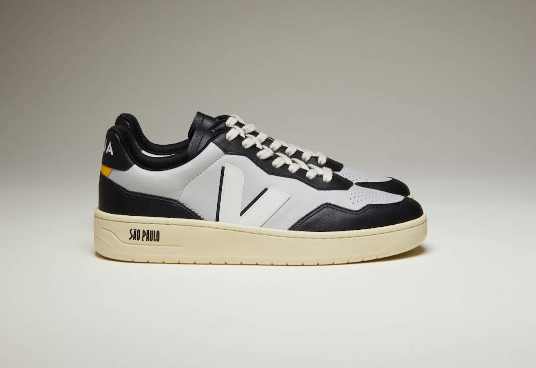 Commemorative trainer refers to the colours of the city of São Paulo