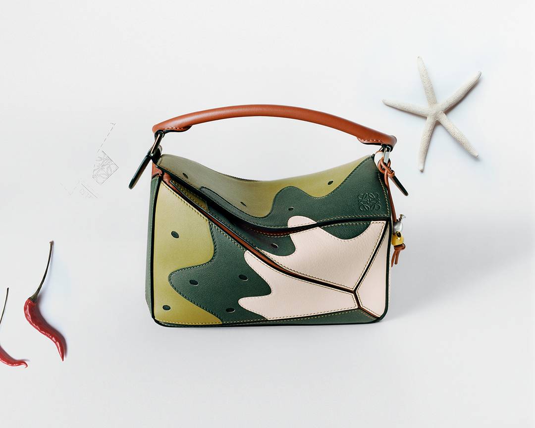 Modelo de la colección cápsula de aniversario “Puzzle 10” de Loewe por los 10 años del lanzamiento del bolso Puzzle.