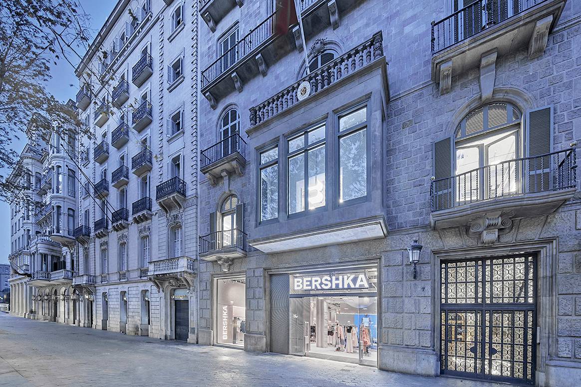 Tienda de Bershka en el paseo de Gracia de Barcelona (España).