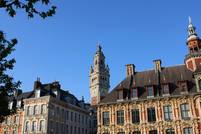 Pour ses adieux, la série HPI vide son dressing à la braderie de Lille