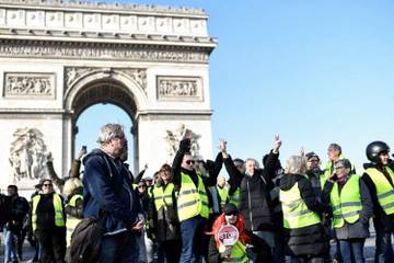 Mode: portiques de sécurité et jaune fluo en ouverture des défilés