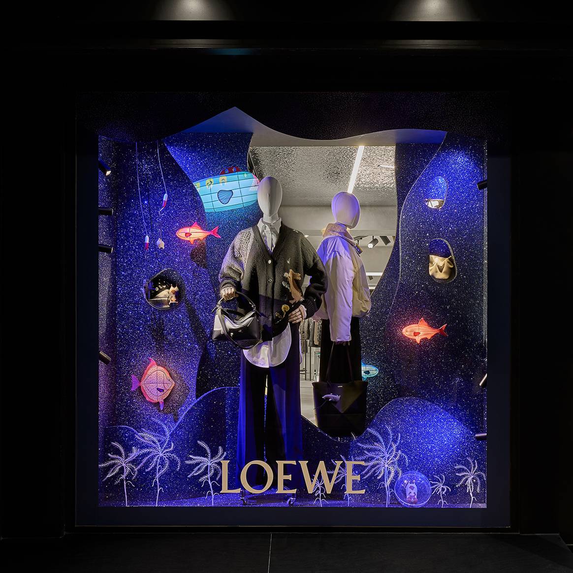 Tienda de Pompeu en Viella “intervenida” por Navidad por Loewe con una pop-up y el diseño de los escaparates.