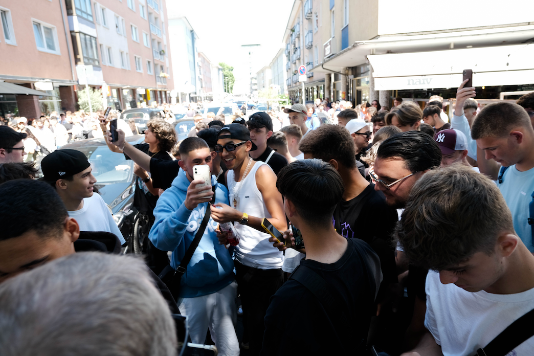 6PM-Gründer Achraf Bouzalim mit Fans beim Pop-up-Event in 2022. Foto: About You