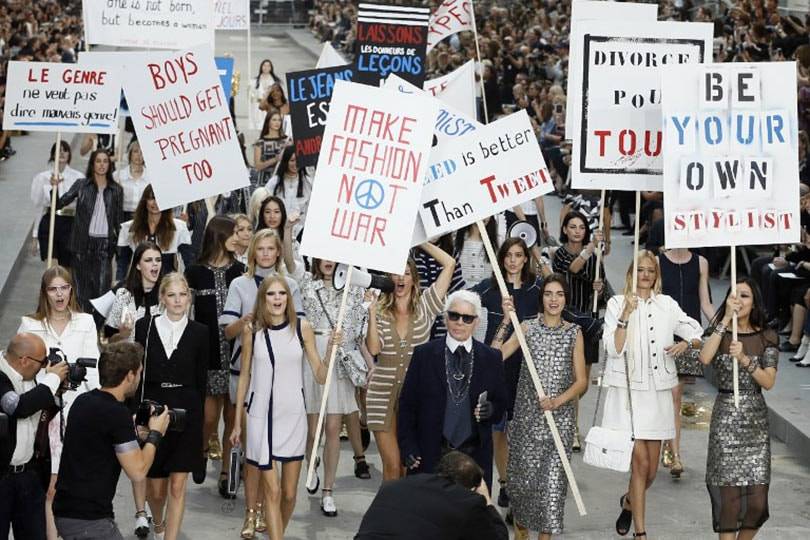In beeld: Karl Lagerfeld's meest memorabele modeshows