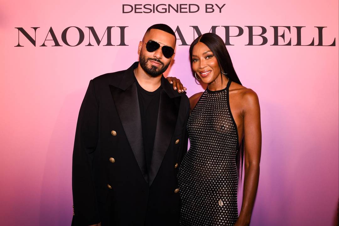 Umar Kamani (sinistra) alla sfilata PrettyLittleThing x Naomi Campbell a New York.