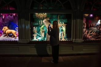 Up to 10 billion pounds in festive sales at risk as consumer confidence dips